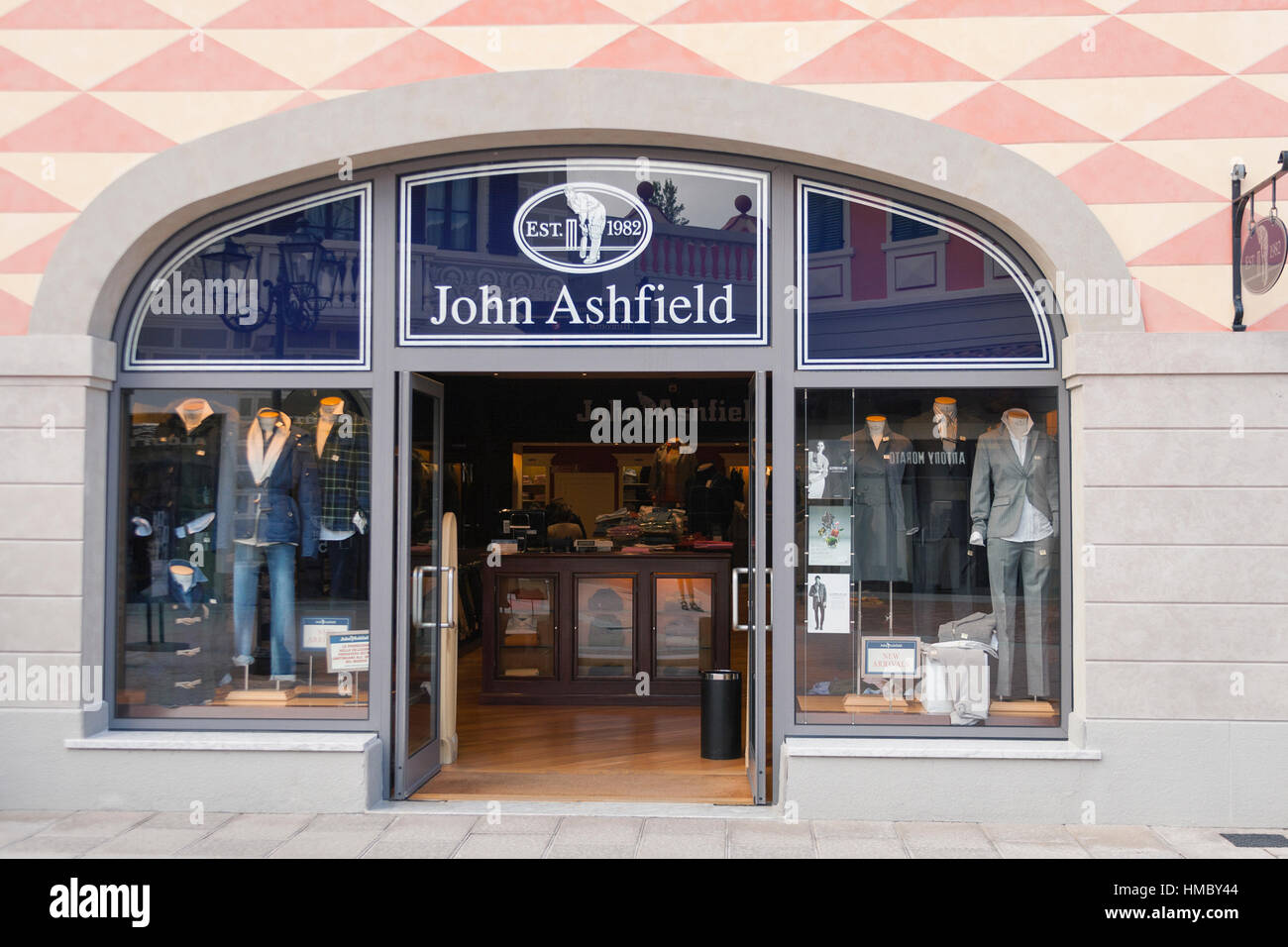 MUGELLO, ITALIE - 11 septembre 2014 : façade de magasin à McArthurGlen Designer Outlet Barberino situé à 30 minutes de Florence. McA Banque D'Images