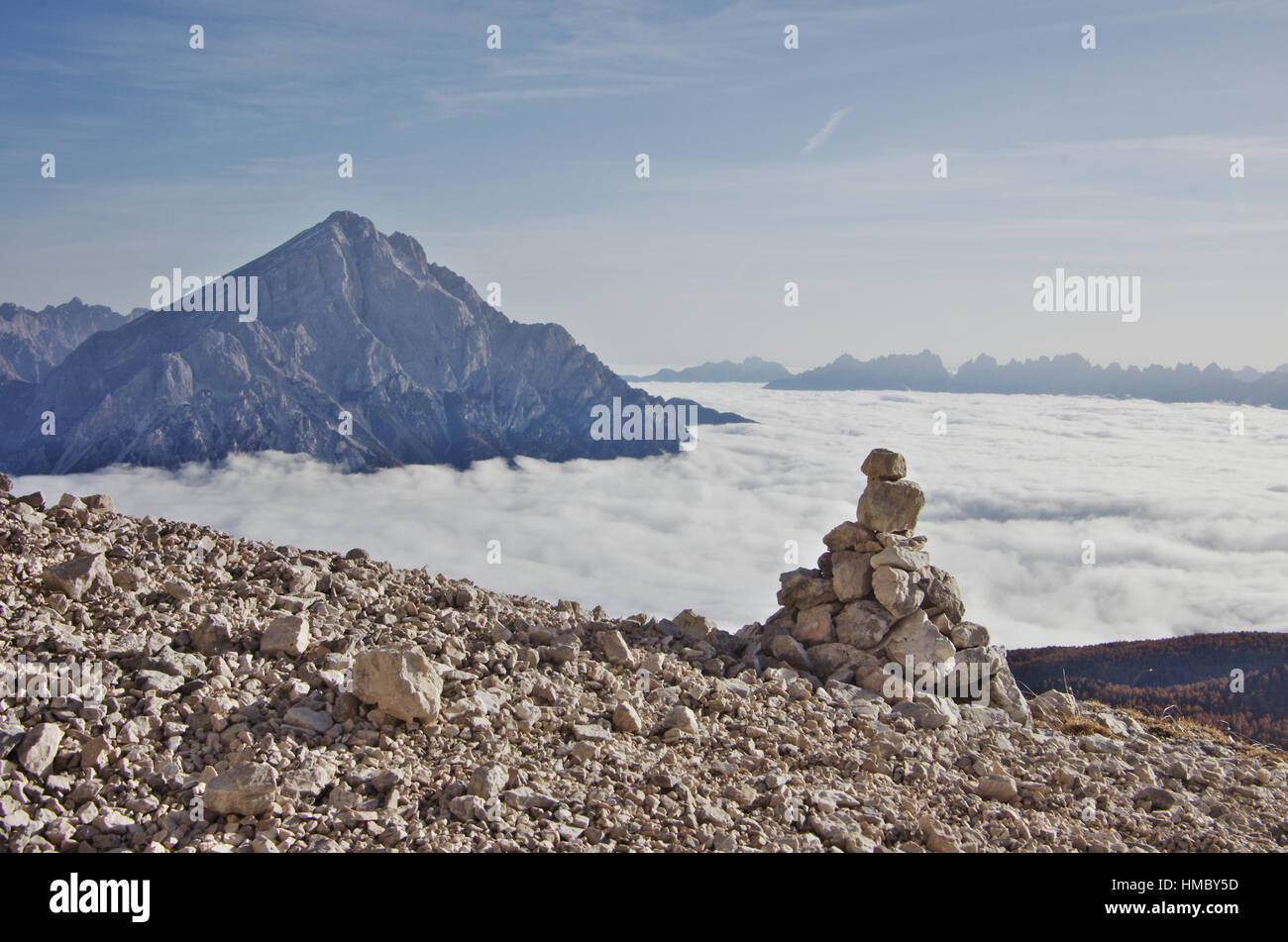 Une pyramide de galets indique la bonne piste, dans les Dolomites Banque D'Images