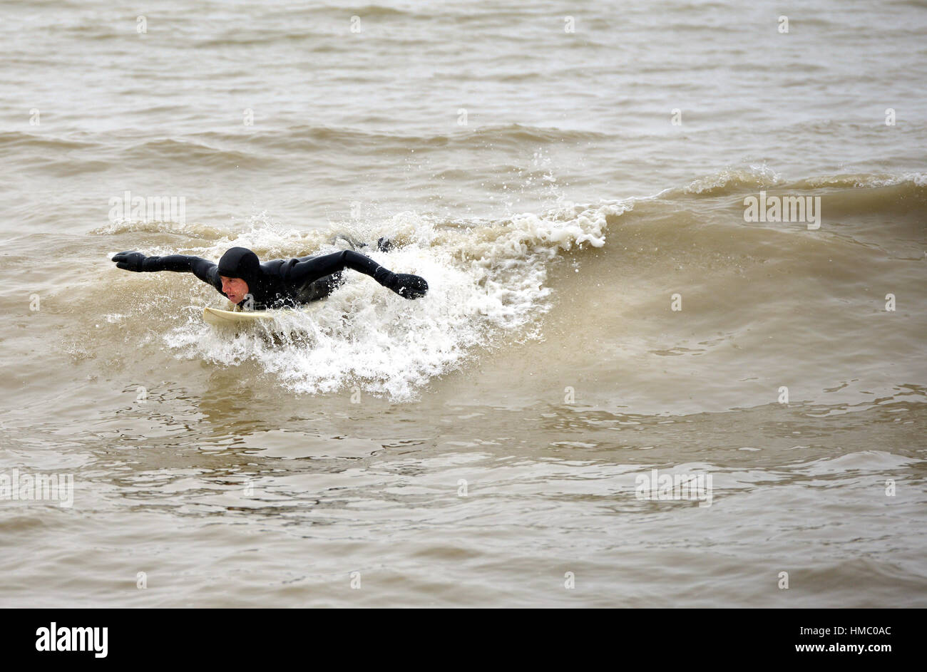Surfer en anglais froid au milieu de l'hiver de Chanel Banque D'Images