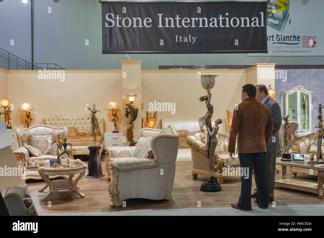 Les visiteurs visiter Stone internationale italienne mobilier de luxe stand  au Forum International de l'ameublement de Kiev à Kiev Expo Plaza  Exhibition Centre i Photo Stock - Alamy