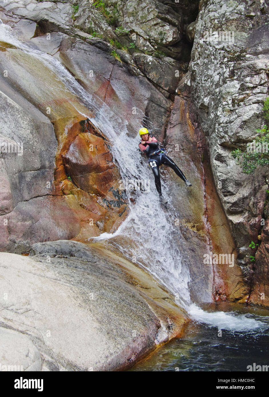 BAVELLA,FR-vers août 2014 - Canyoning Purcaraccia en rivière. Banque D'Images