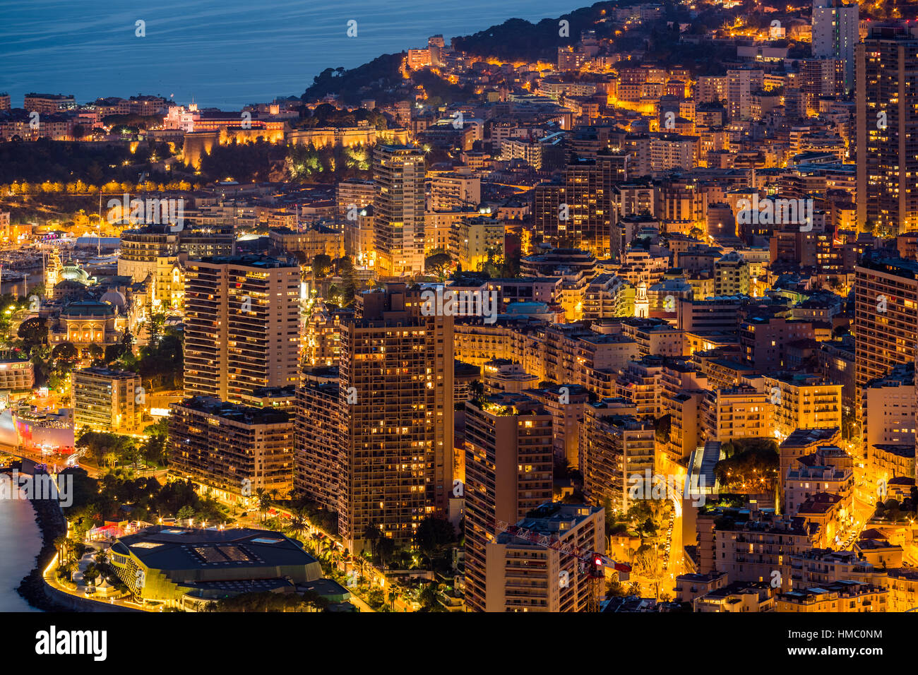Monaco, Monte-Carlo, 26 Septembre 2016 : vue panoramique sur la ville nocturne de l'hôtel Vista, l'éclairage de nuit des yachts, des rues, des bâtiments Banque D'Images