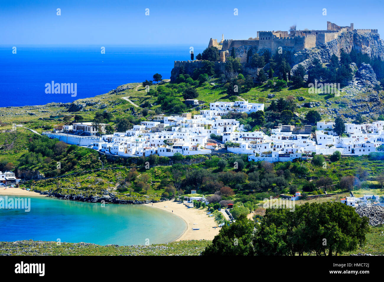 La vieille ville de Lindos, plage et de l'acropole, Rhodes, Grèce Banque D'Images