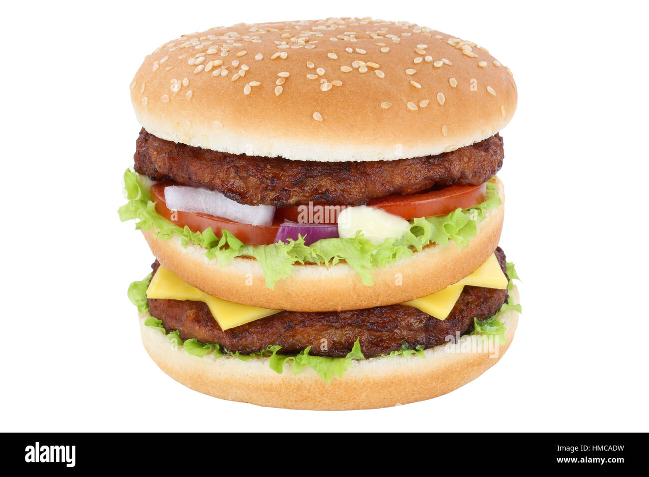 Burger double hamburger au fromage laitue tomates isolé sur fond blanc Banque D'Images