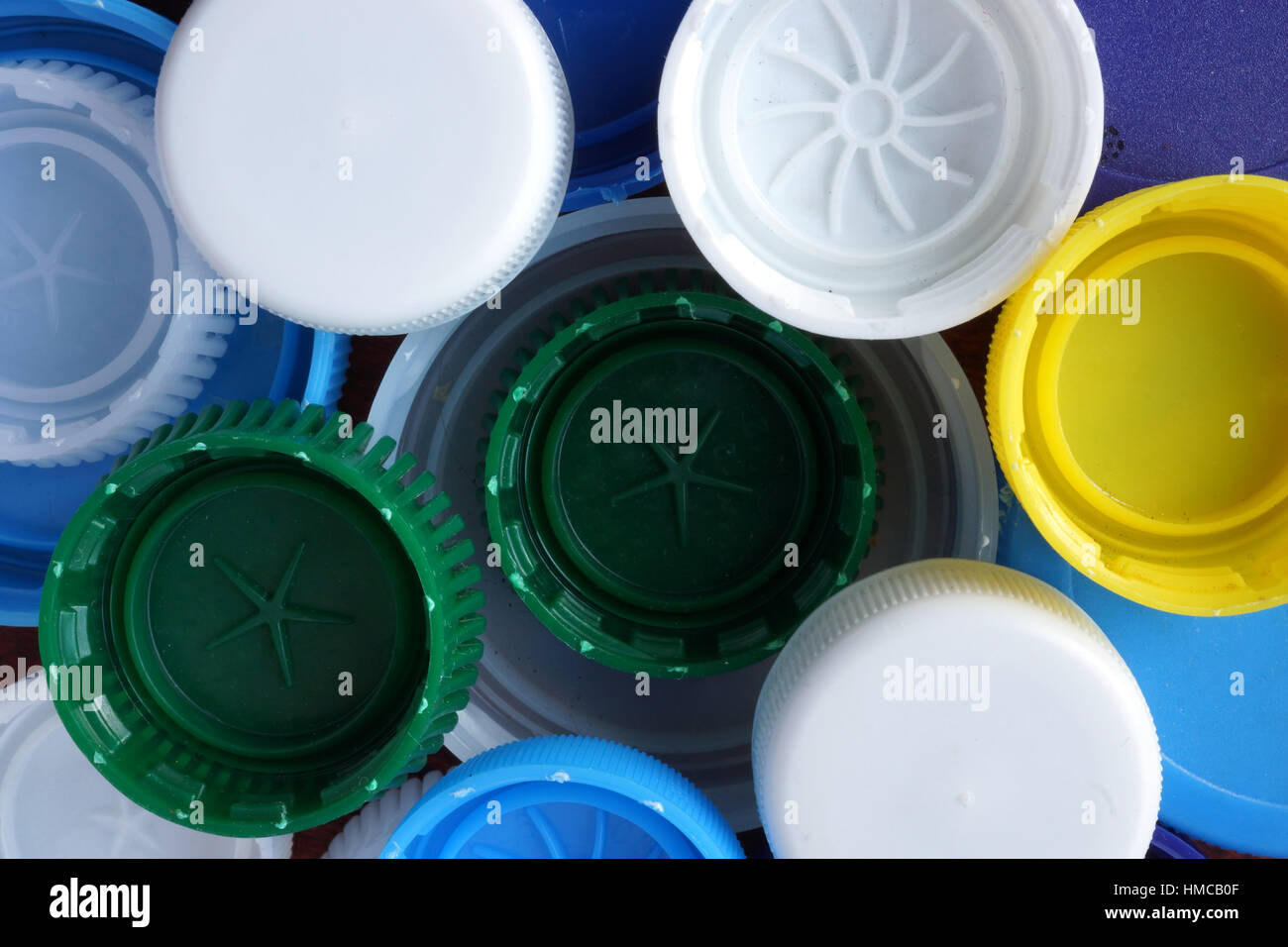 Couvercles à partir de bouteilles en plastique. Concept recyclé. Banque D'Images