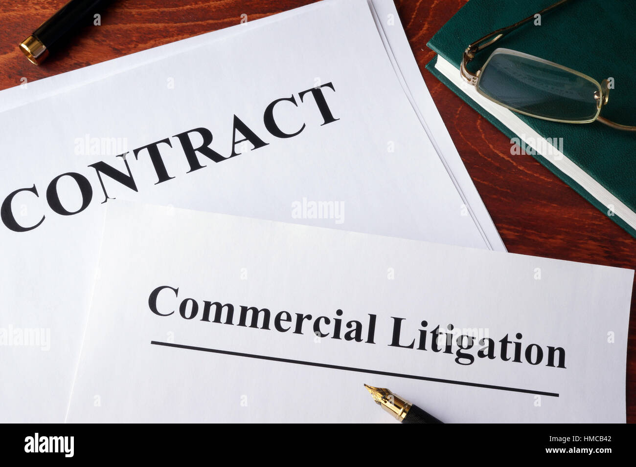 Forme de litige commercial et contrat sur une table. Banque D'Images