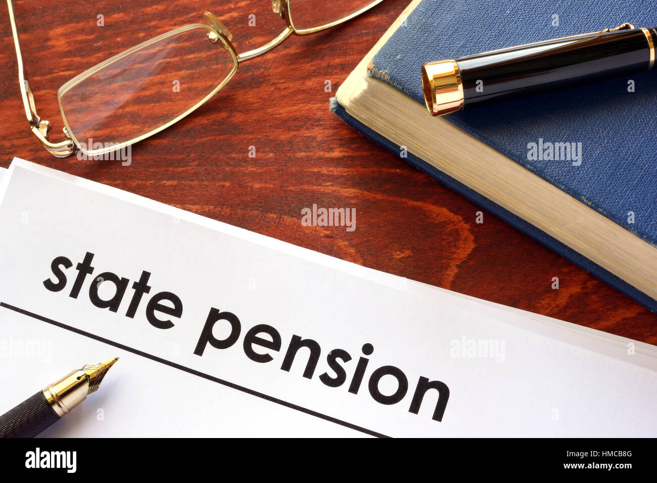 Pension de l'Etat au titre du papier sur une table. Banque D'Images