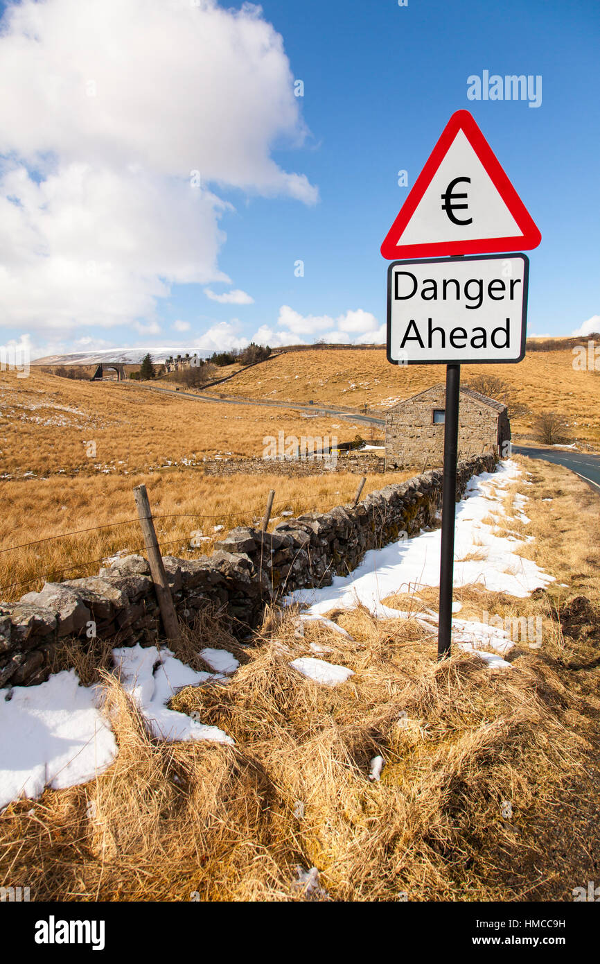 La monnaie européenne Euro avertissement danger - signes de chute libre concept de taux de sign Banque D'Images