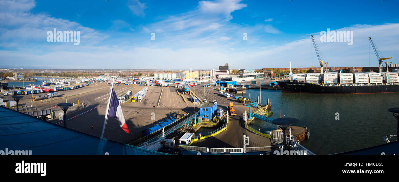 Terminal Car Ferry Portsmouth Harbour à la baisse par Brittany Ferries bateau à la zone d'empilement de voiture Banque D'Images