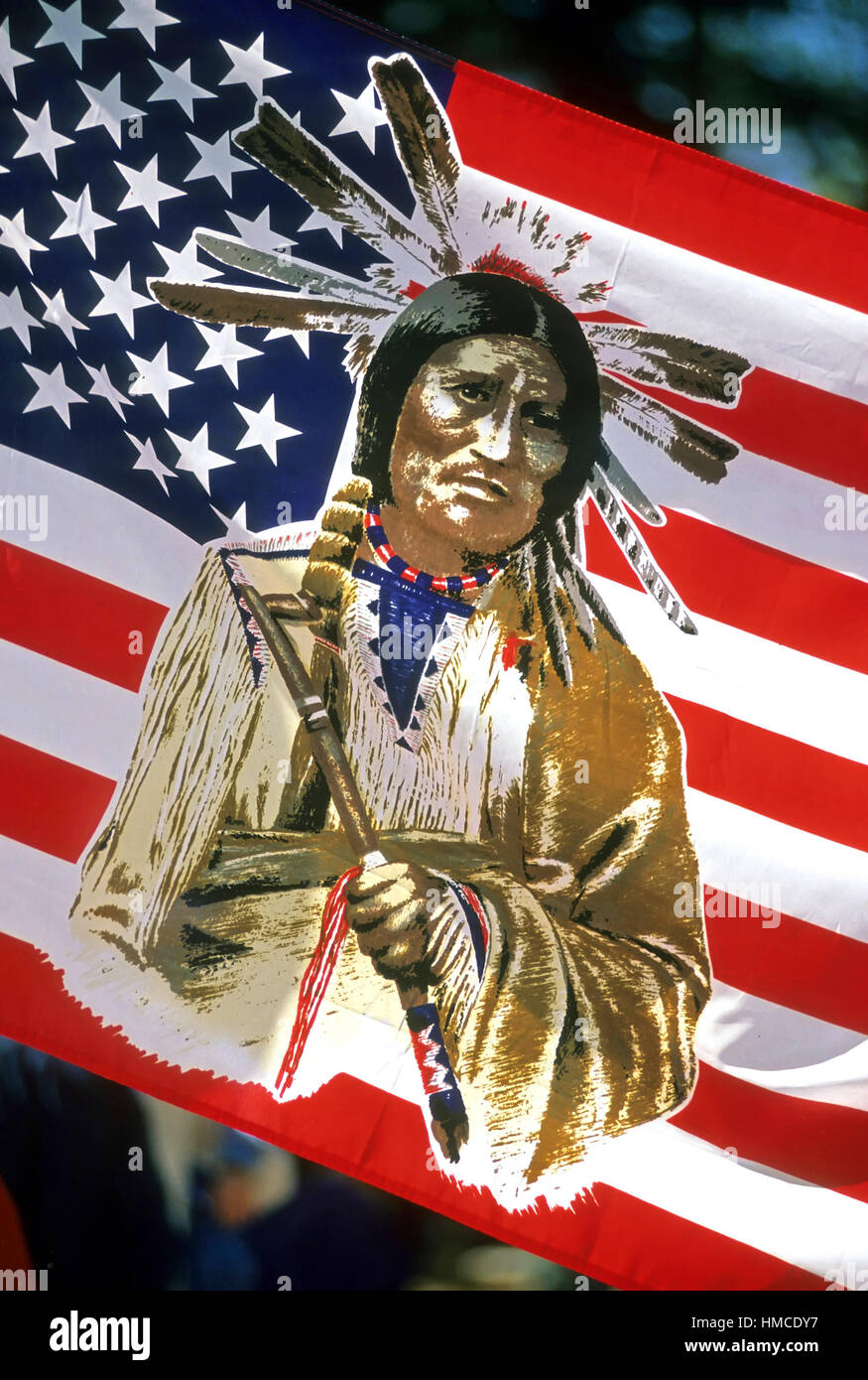 Native American pow-wow - souvenir drapeau américain avec l'image d'un homme en costume traditionnel imprimé sur elle. Banque D'Images