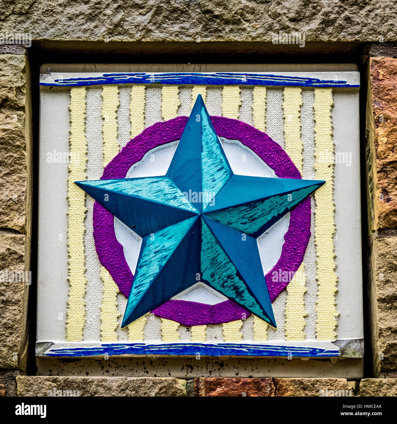 Design sur une colonne par une rue au bois. Banque D'Images