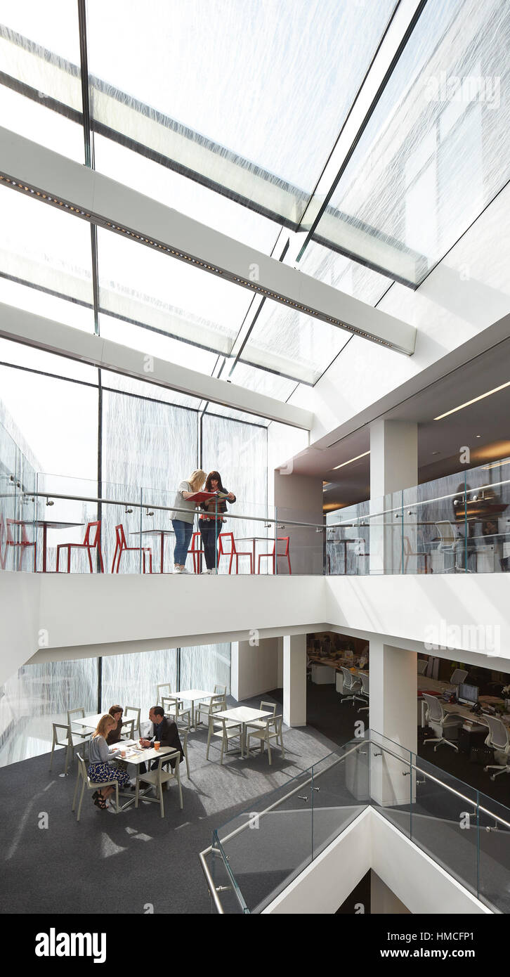 Atrium en verre multi-niveaux avec des galeries. 82 Baker Street, London, United Kingdom. Architecte : Marks Barfield Architects, 2015. Banque D'Images