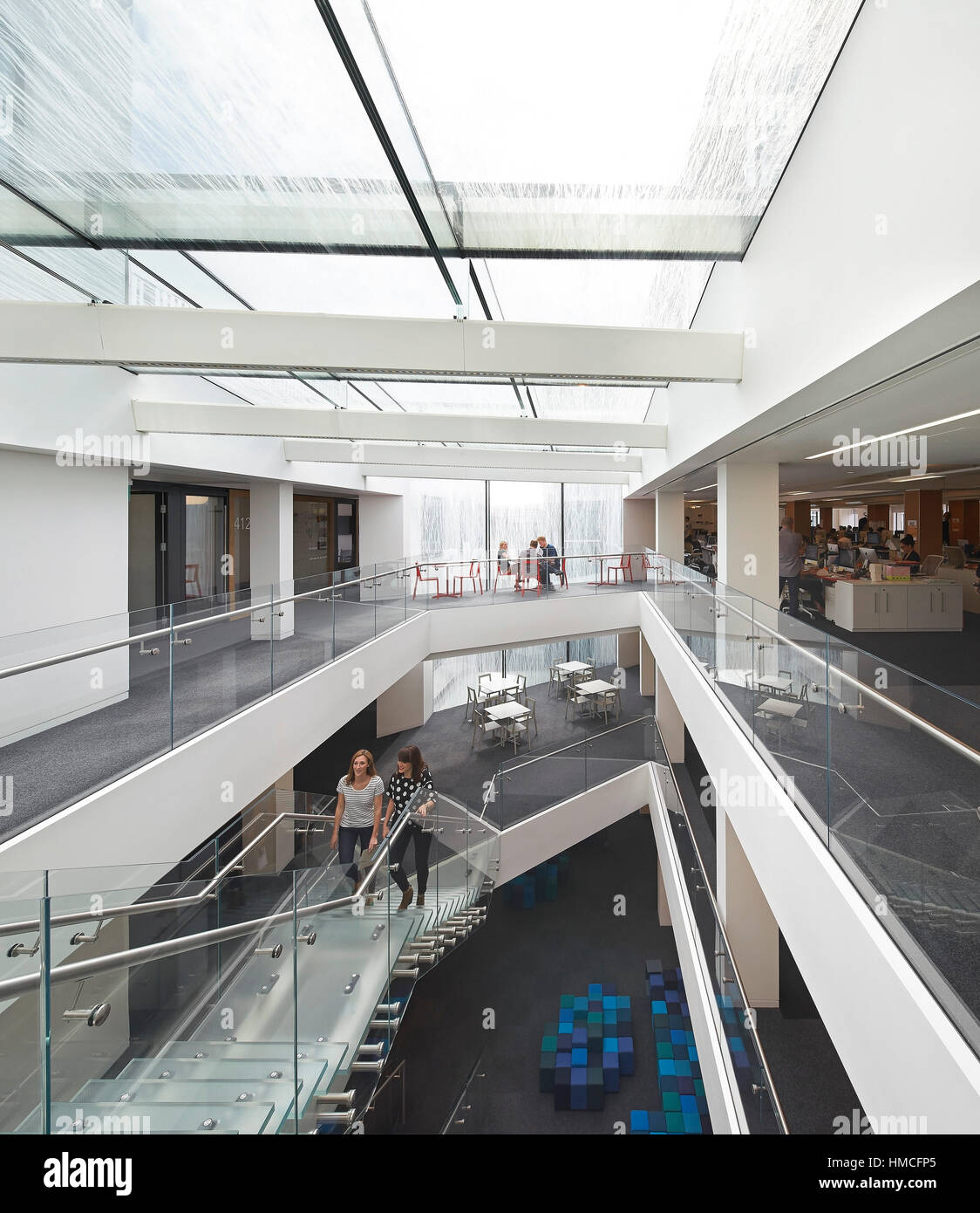 Atrium en verre multi-niveaux avec des galeries d'escalier. 82 Baker Street, London, United Kingdom. Architecte : Marks Barfield Architects, 2015. Banque D'Images