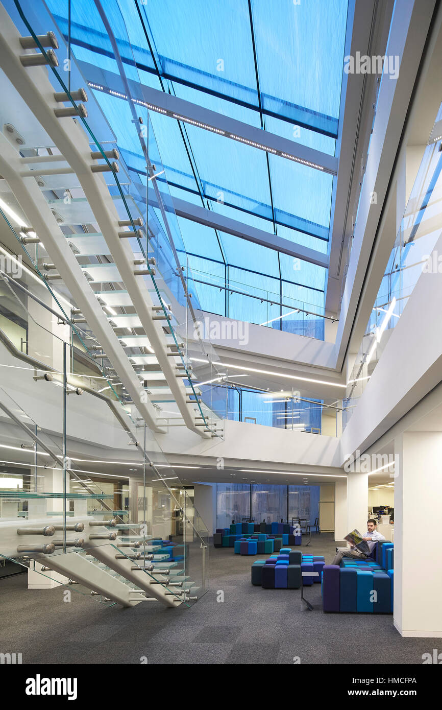 Atrium en verre multi-niveaux avec les galeries et les escaliers. 82 Baker Street, London, United Kingdom. Architecte : Marks Barfield Architects, 2015. Banque D'Images