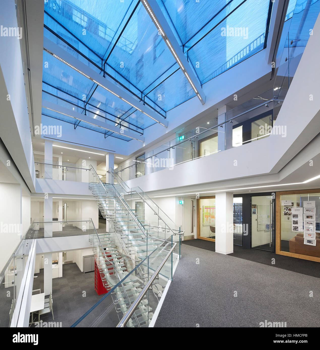 Vue d'ensemble de l'atrium en verre multi-niveaux avec des galeries, escaliers et entrées de bureau. 82 Baker Street, London, United Kingdom. Architecte : Barf Marques Banque D'Images