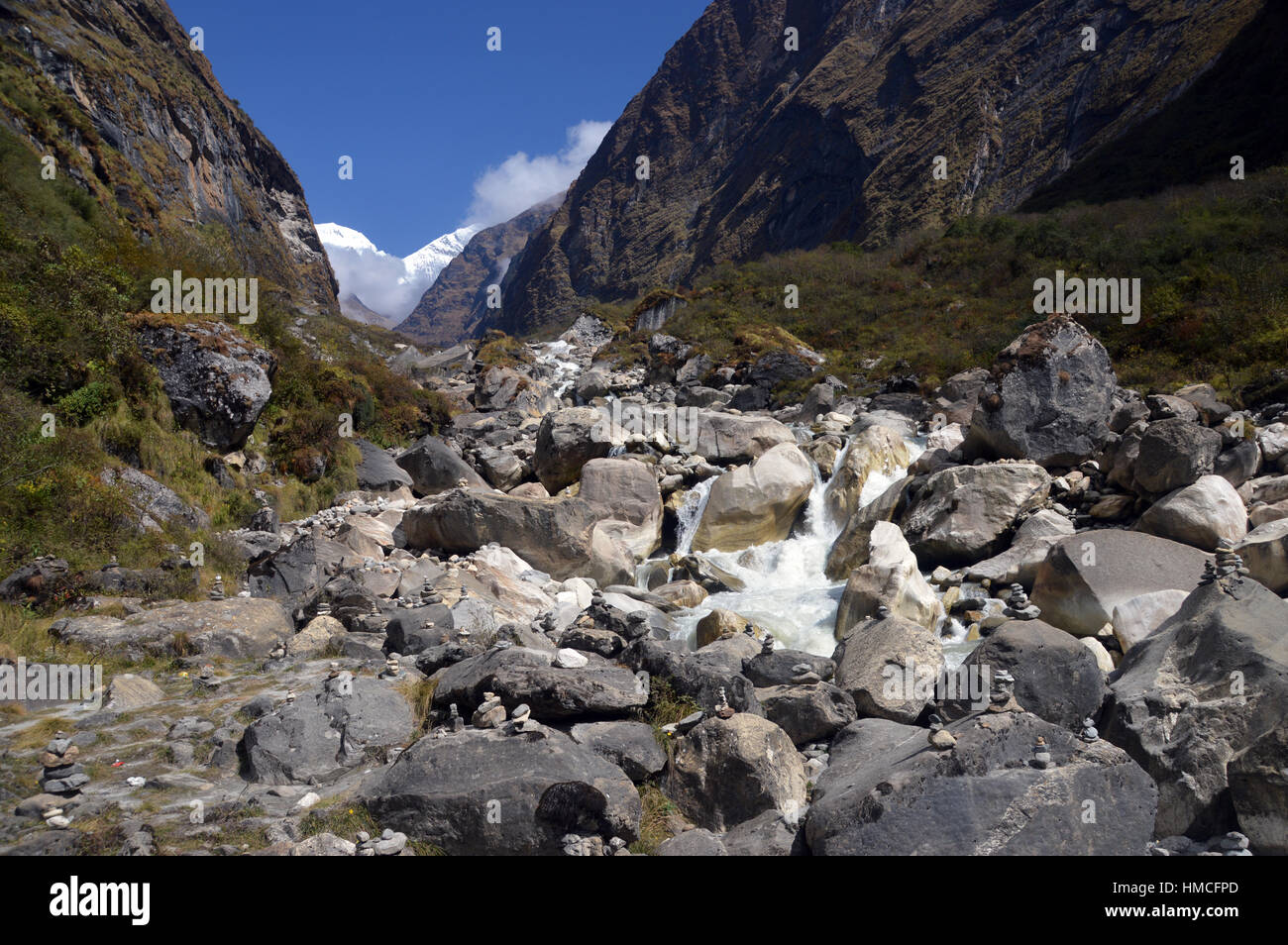 La vallée de la rivière Modi Khola avec les montagnes couvertes de neige de Ganggapurna en arrière-plan dans le sanctuaire de l'Annapurna, Banque D'Images