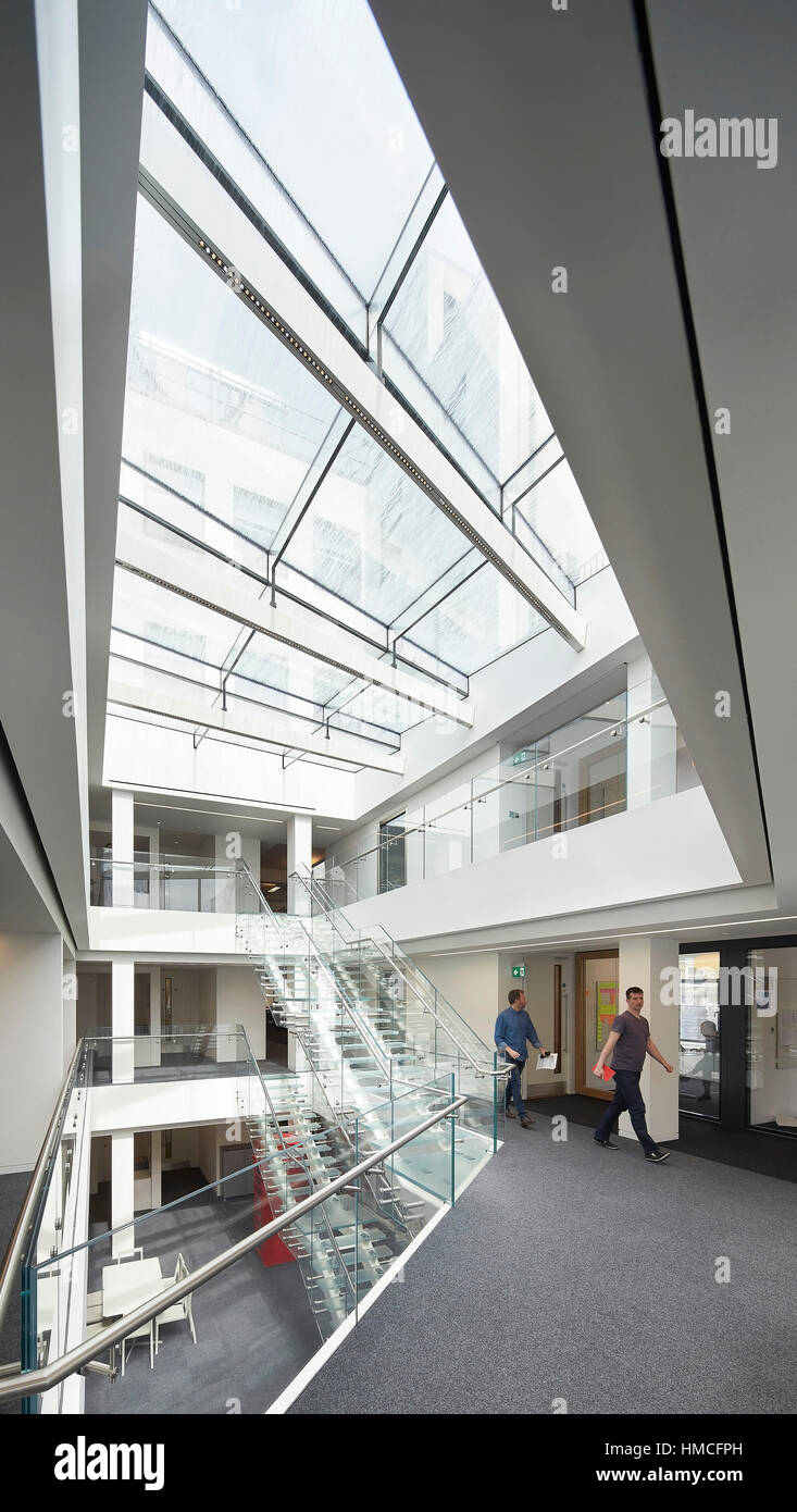 Atrium central vitré avec les escaliers. 82 Baker Street, London, United Kingdom. Architecte : Marks Barfield Architects, 2015. Banque D'Images