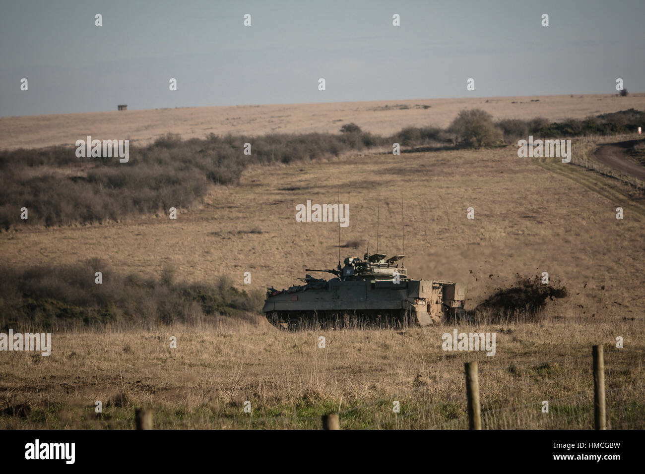 19e Regiment Royal Artillery (artilleurs écossais) Warrior à chenilles de manoeuvres dans la plaine de Salisbury Zone d'entraînement. Banque D'Images