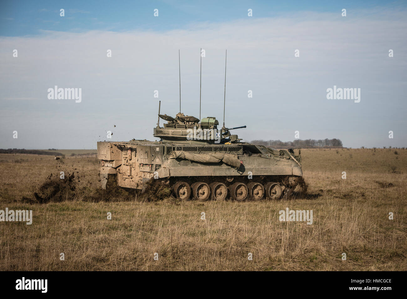 19e Regiment Royal Artillery (artilleurs écossais) Warrior à chenilles de manoeuvres dans la plaine de Salisbury Zone d'entraînement. Banque D'Images