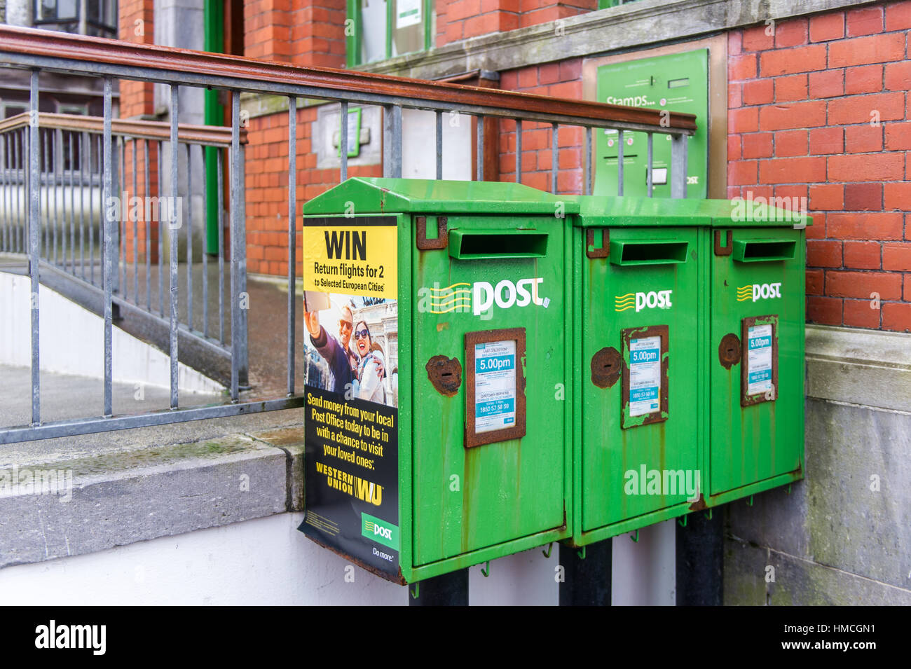 Trois boîtes rouillées à l'extérieur du bureau de poste dans la région de Baltimore, West Cork, Irlande. Banque D'Images