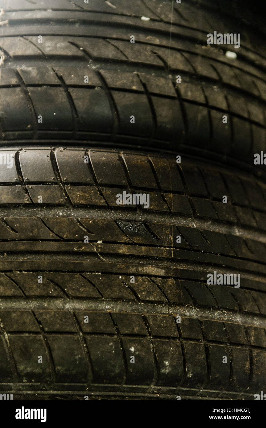 Les pneus de voiture dans une pile. Banque D'Images