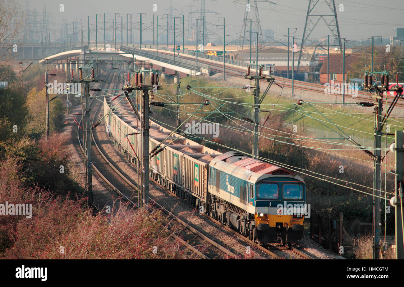 Un certain nombre de locomotives diesel de la classe 59 59102 un groupe de travail chargé de la pierre à Purfleet le 16 novembre 2010. Banque D'Images