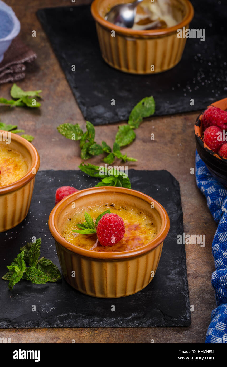 Une délicieuse crème brûlée au caramel en croûte, rapsberries en haut Banque D'Images