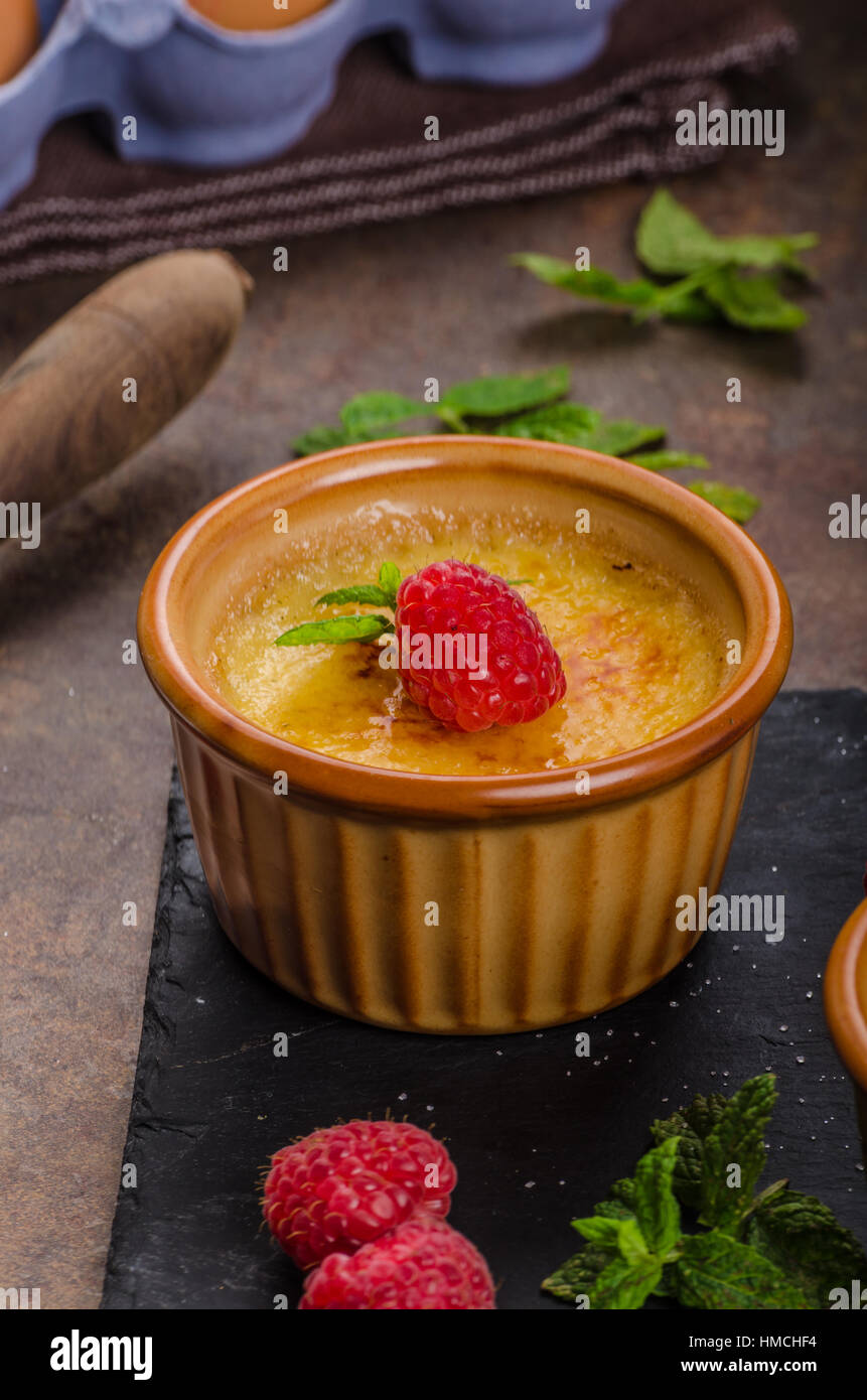 Une délicieuse crème brûlée au caramel en croûte, rapsberries en haut Banque D'Images