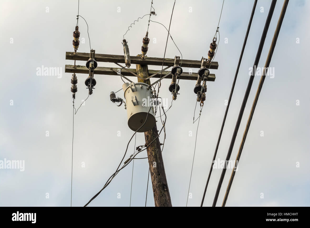 Jusqu'à un point de vue d'un pôle d'énergie électrique avec un peut de mélange. Banque D'Images