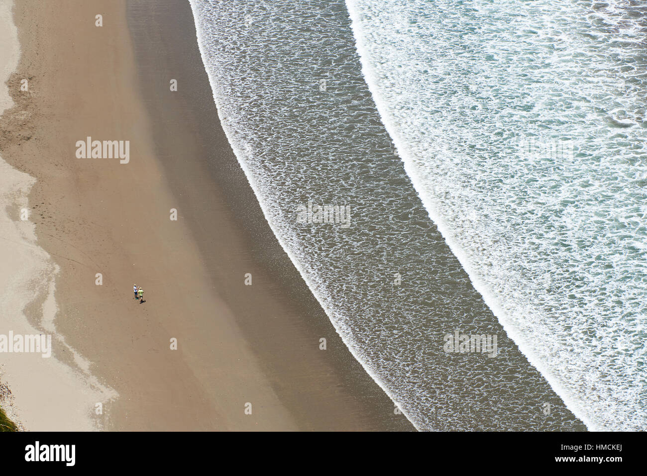 Vue aérienne sur la plage avec des vagues et le peuple blanc Banque D'Images