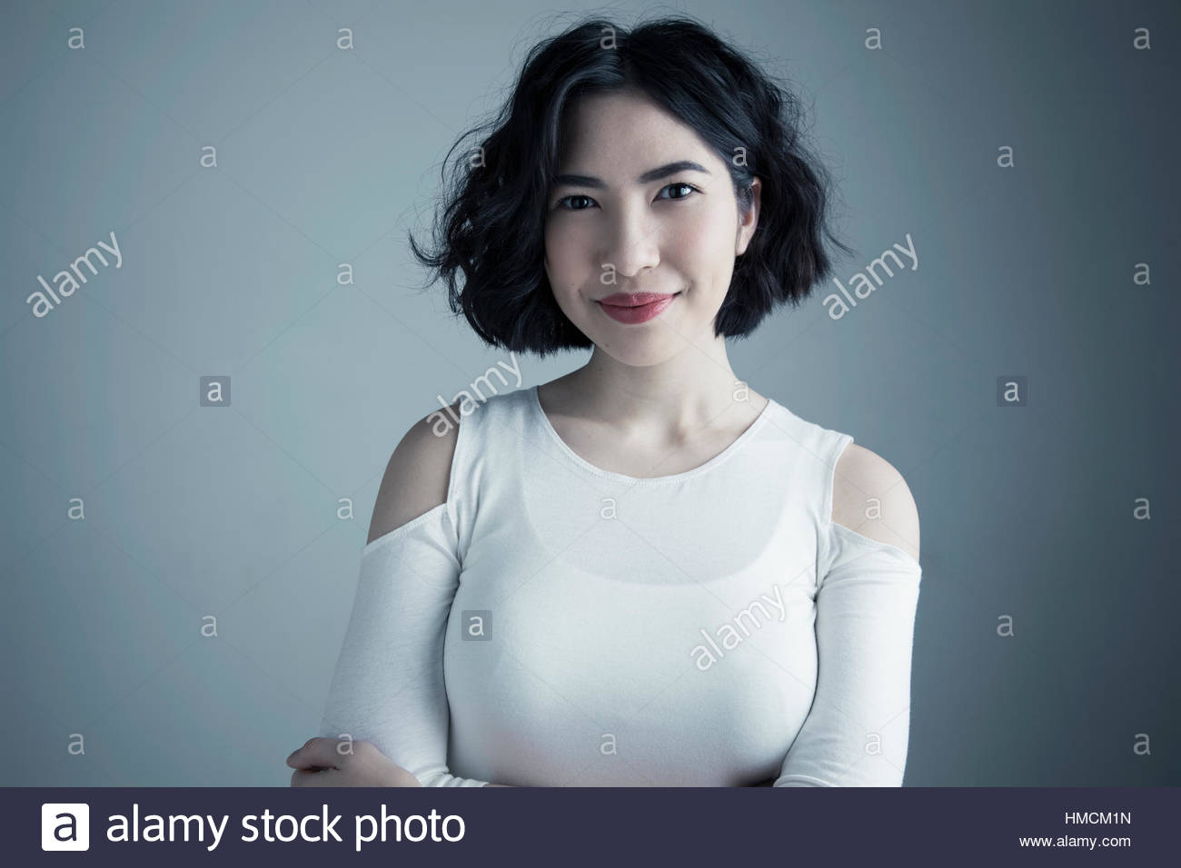 Portrait confiant mixed race jeune femme avec des cheveux noirs courts Banque D'Images