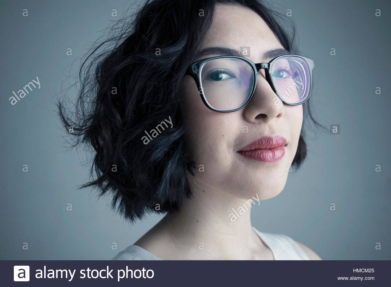 Close up portrait of certain mixed race jeune femme avec des cheveux noirs et lunettes Banque D'Images