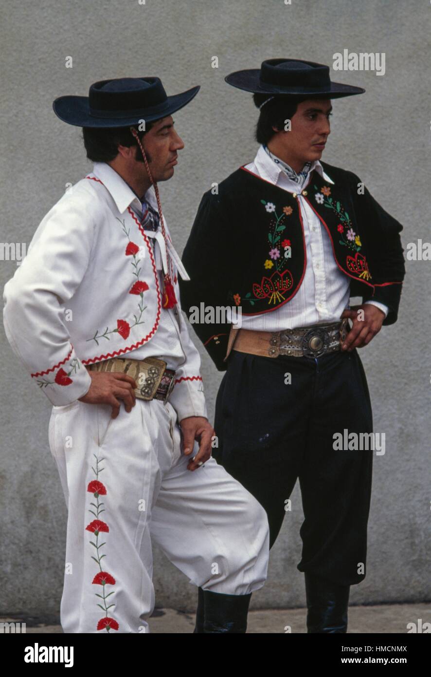 Gauchos portant chapeaux et vêtements traditionnels, l'Argentine Photo  Stock - Alamy