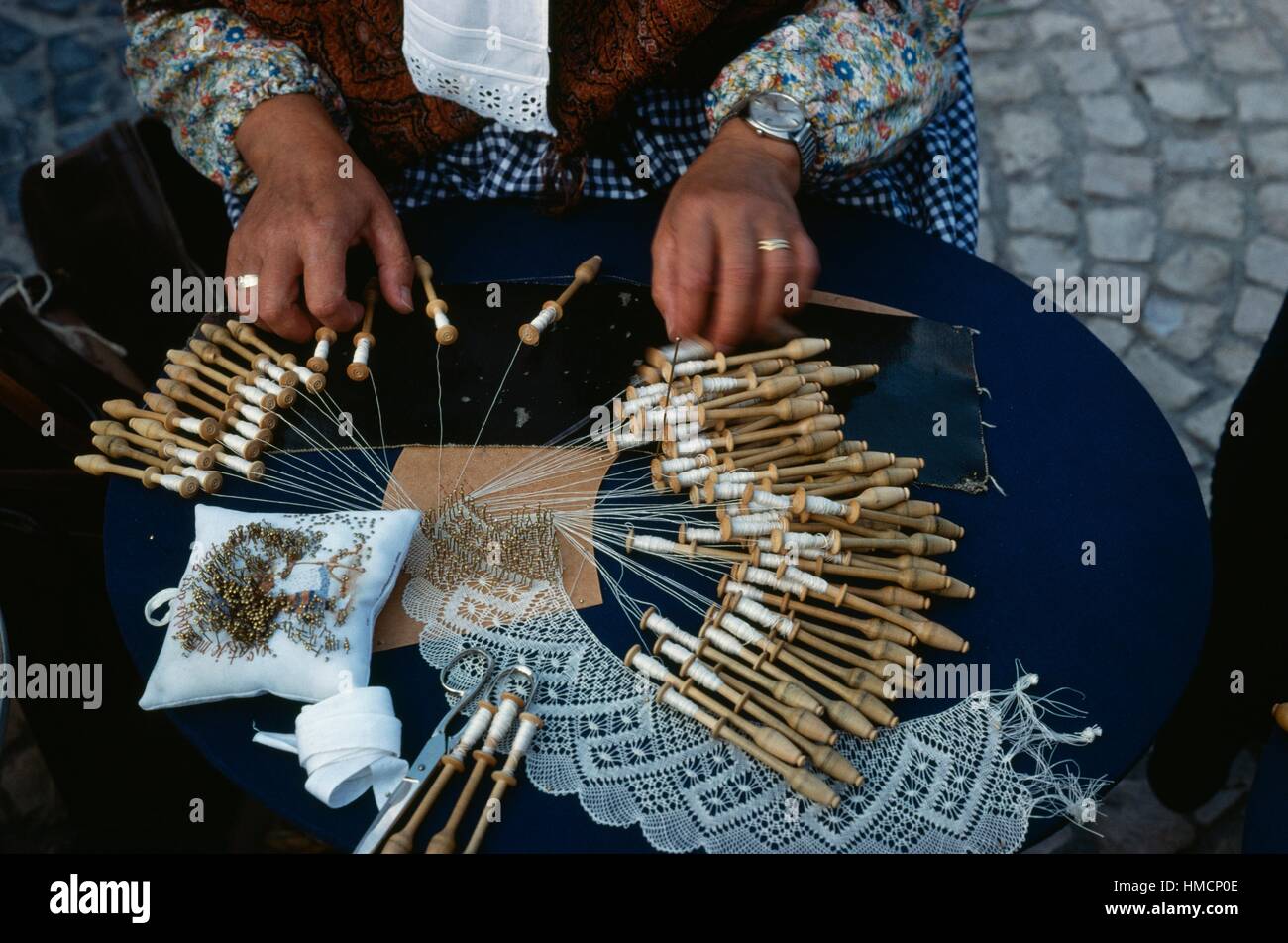 Groupe de travail sur la dentelle, détail des mains, Grand Place, Bruxelles, Belgique. Banque D'Images