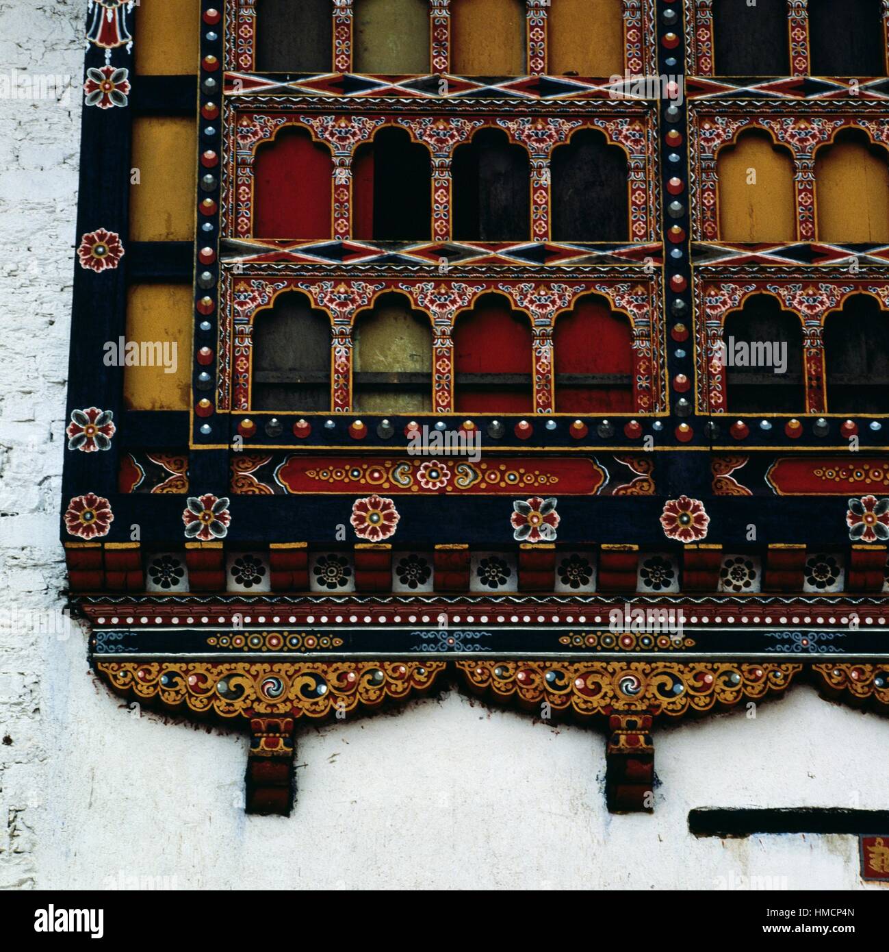 Fenêtres d'une maison décorée, Paro Dzong, au Bhoutan. Banque D'Images