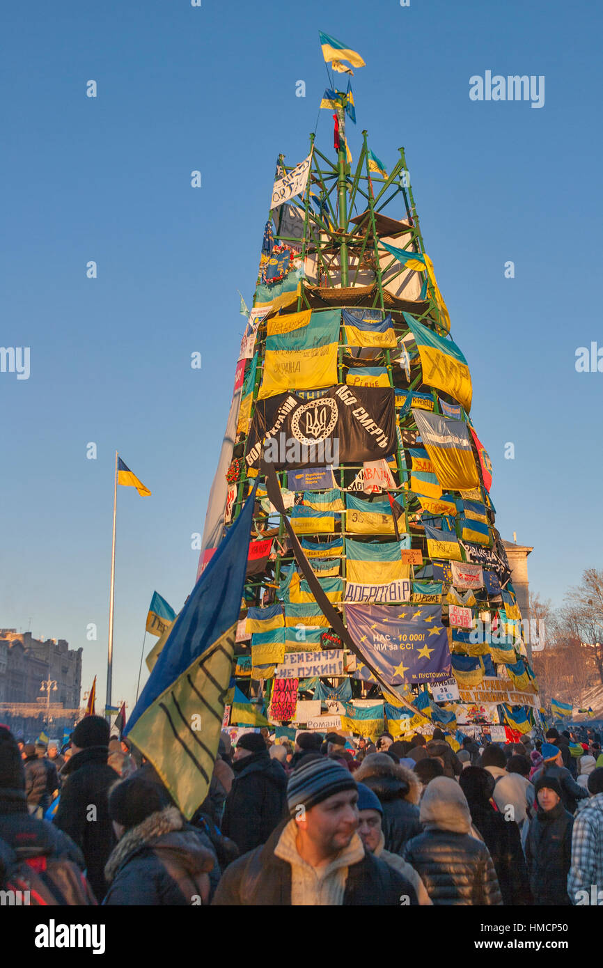 KIEV, UKRAINE - 14 DÉCEMBRE : arbre de Noël décoré avec des drapeaux et des pancartes sur la place de l'indépendance EuroMaidan durant des actions pacifiques contre le Royaume-Uni Banque D'Images