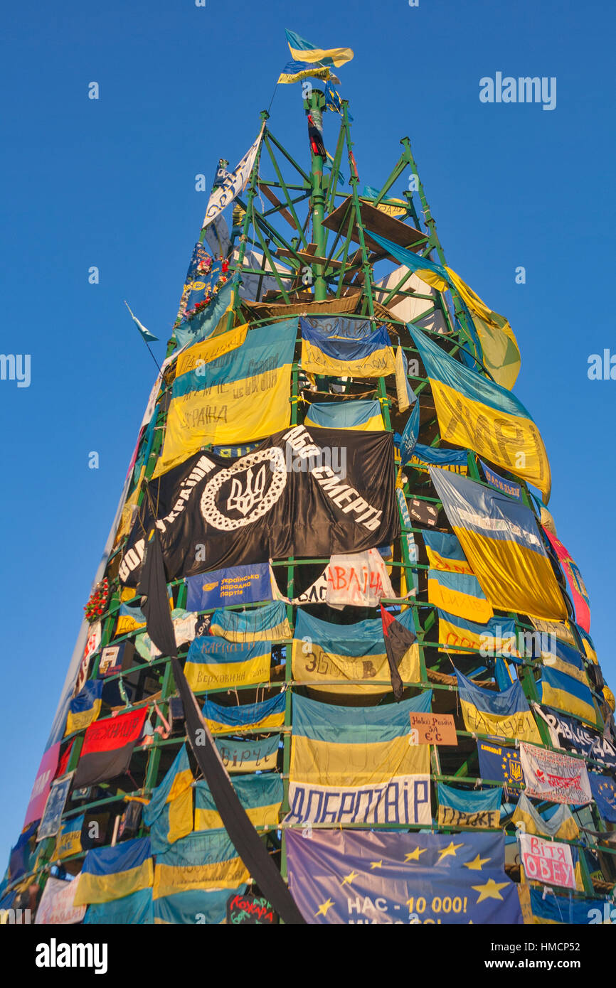 KIEV, UKRAINE - 14 DÉCEMBRE : arbre de Noël décoré avec des drapeaux et des pancartes sur la place de l'indépendance EuroMaidan durant des actions pacifiques contre le Royaume-Uni Banque D'Images