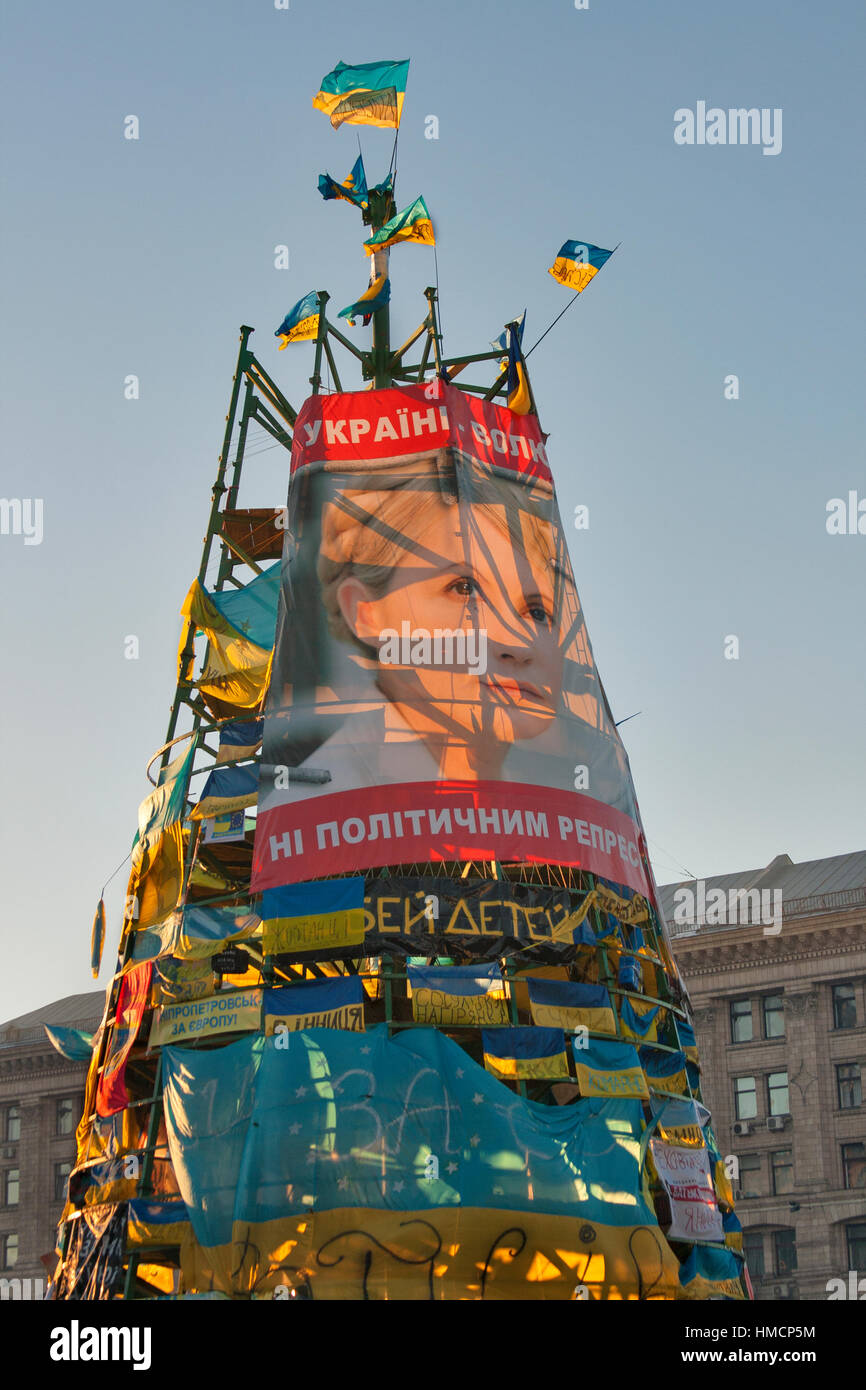 KIEV, UKRAINE - 14 DÉCEMBRE : arbre de Noël décoré avec des drapeaux et des pancartes sur la place de l'indépendance EuroMaidan durant des actions pacifiques contre le Royaume-Uni Banque D'Images
