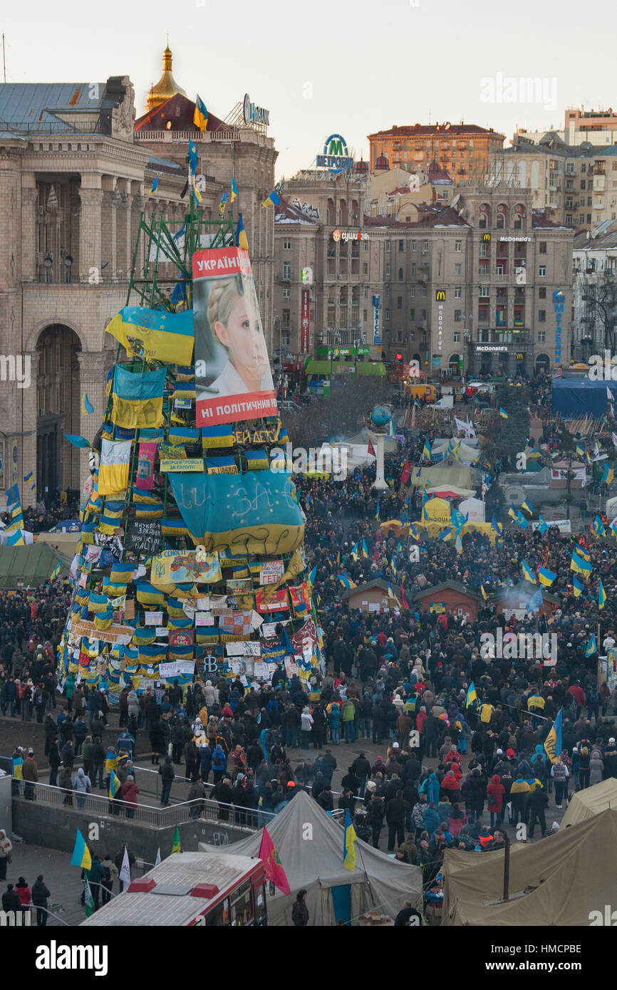 KIEV, UKRAINE - 14 DÉCEMBRE : manifestants protester sur la place de l'indépendance EuroMaidan durant des actions pacifiques contre le président ukrainien et gover Banque D'Images
