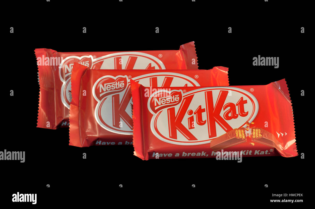 KIEV, UKRAINE - 09 avril, 2011 : Kit Kat chocolat Nestle isolé sur noir. Kit Kat est une des barres de chocolat à 4 doigts créé par Rowntree's de York, Banque D'Images