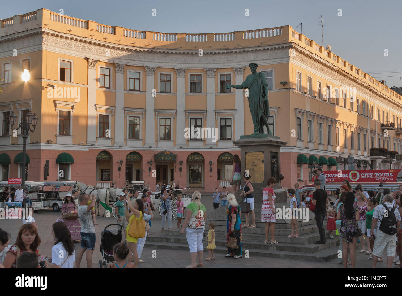 ODESSA, Ukraine - 15 juillet 2014 : les gens à pied et faire des photos au-dessus de l'Escalier de Potemkine devant le monument au duc de Richelieu, Premier Ministre Banque D'Images