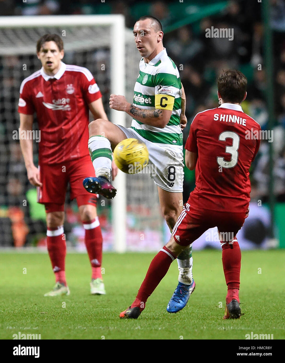 Scott Brown du Celtic et Aberdeen's Graeme Shinnie bataille pour le ballon pendant le match de championnat écossais de Ladbrokes Celtic Park, Glasgow. Banque D'Images