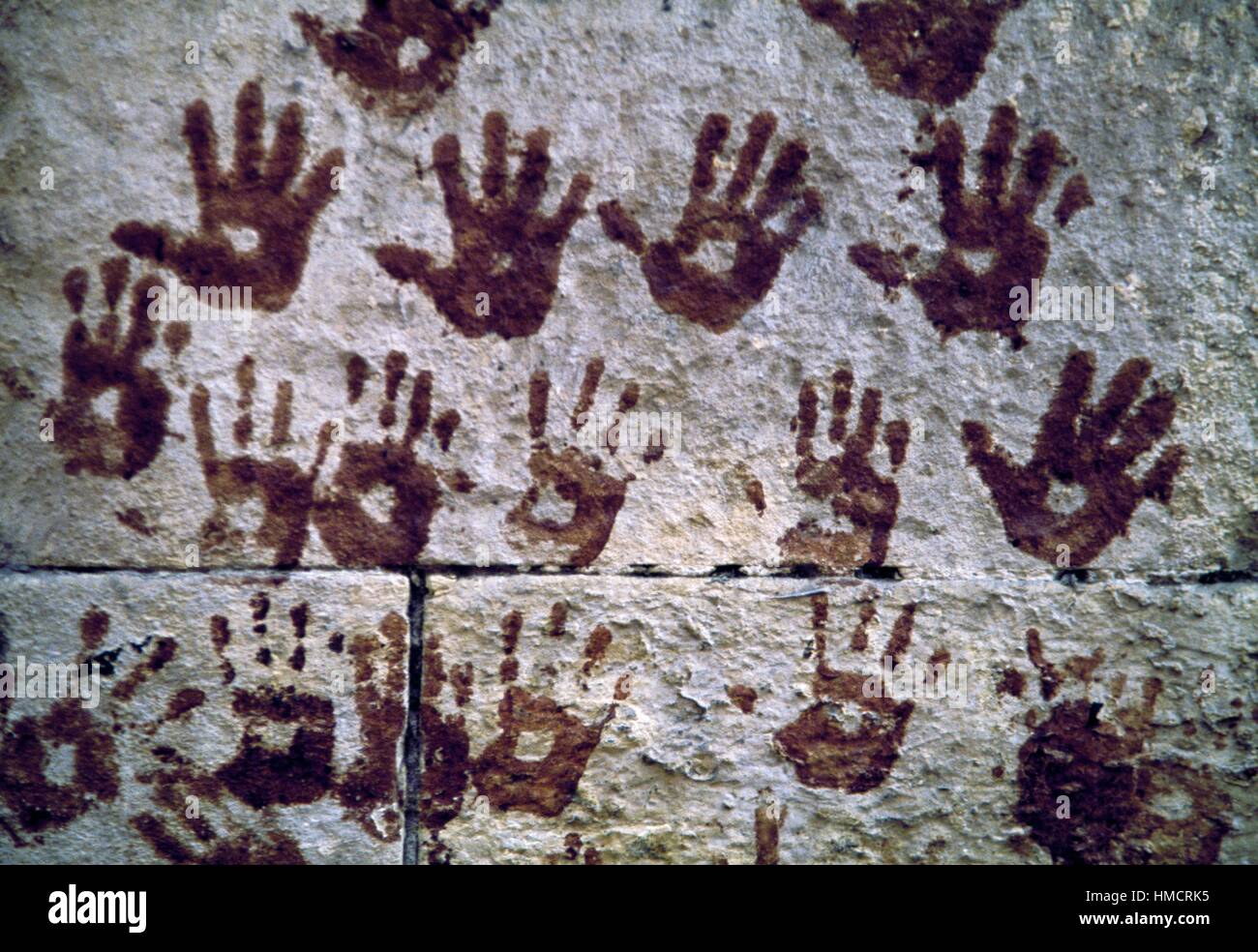 Empreintes de mains pour parer à la mauvaise chance sur une maison, Le Caire, Égypte. Banque D'Images