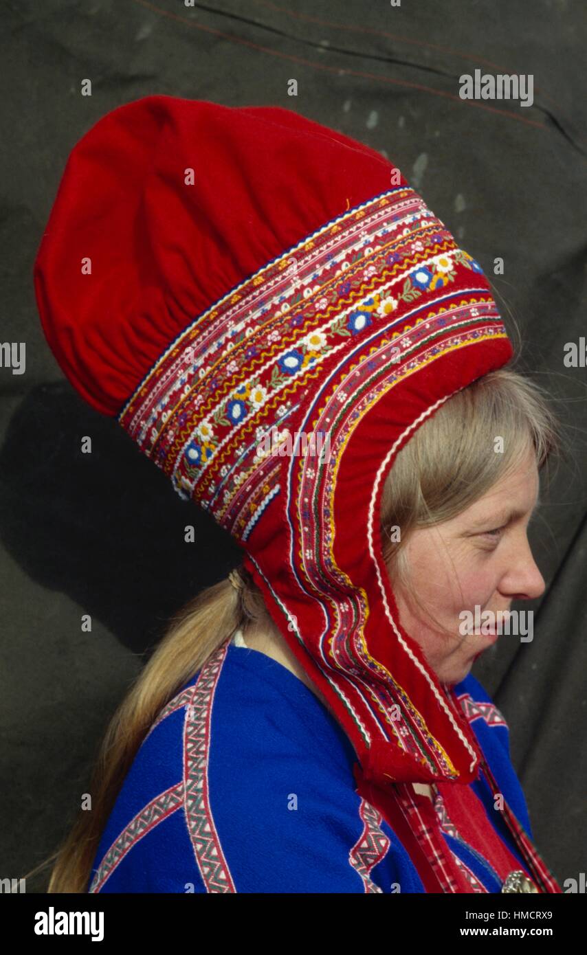 Laplander (Sami) femme portant une coiffe traditionnelle, Kautokeino, Finnmark, Laponie, la Norvège. Banque D'Images