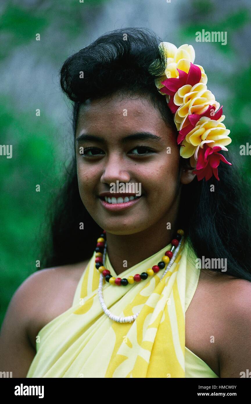 Fille avec des fleurs dans ses cheveux portant des vêtements traditionnels, district de Kona, Hawaii, United States of America. Banque D'Images