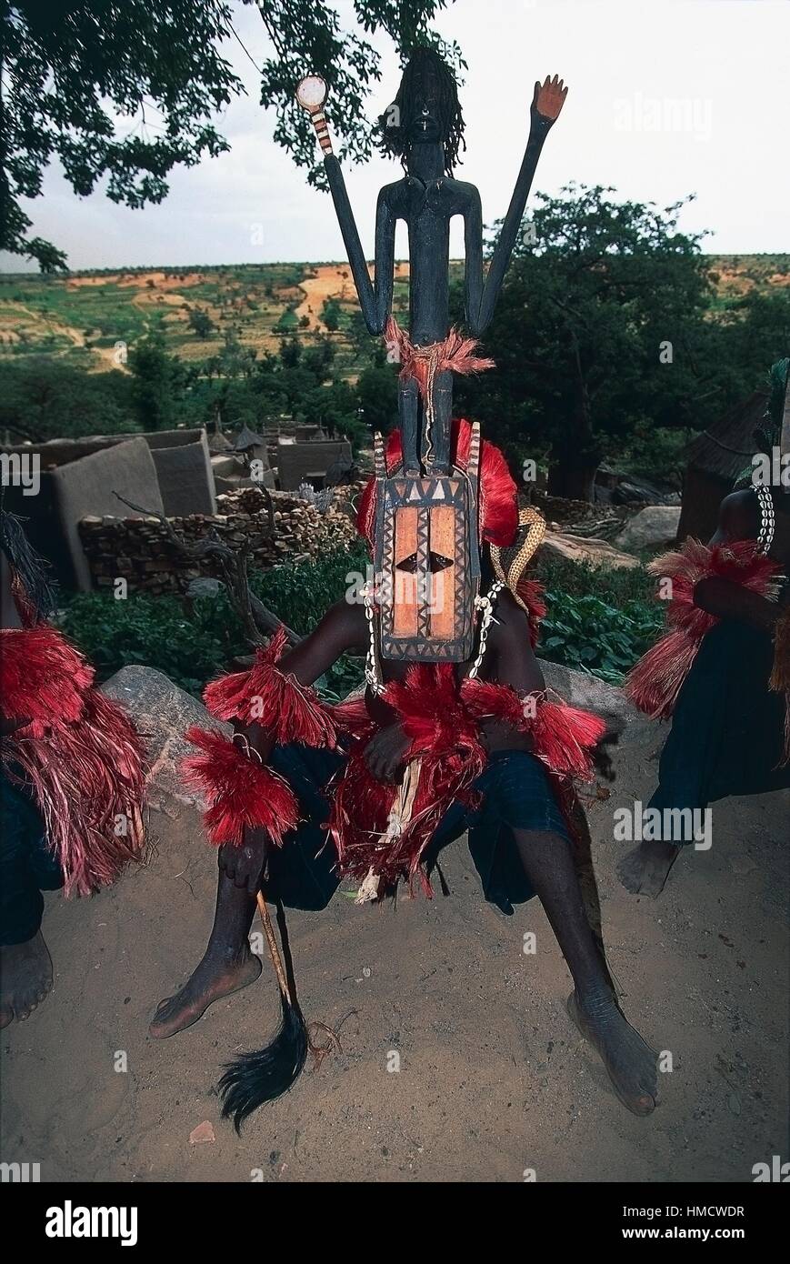 Danseur Dogon portant des masques d'effectuer la Supérieure Dame Dama ou masquées, danse funéraire Tirelli village, Bandiagara, Banque D'Images