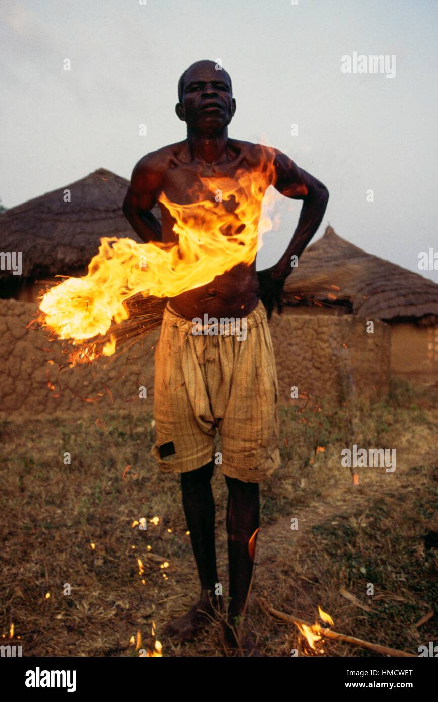 Un homme sénoufo, effectuant une danse du feu, la Côte d'Ivoire. Banque D'Images