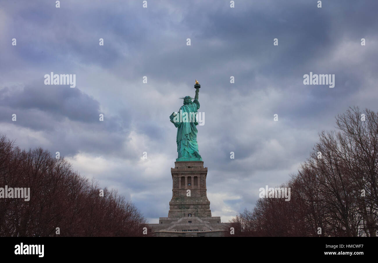 Vue arrière de la Statue de la liberté avec le drapeau américain Banque D'Images