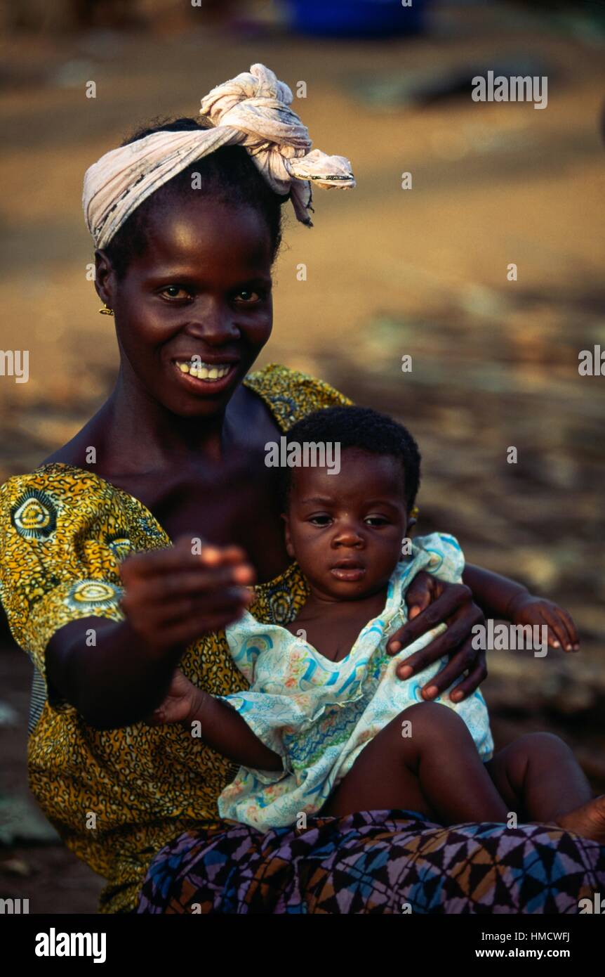 Un Yacouba femme et enfant, de la région de Man, Côte d'Ivoire. Banque D'Images