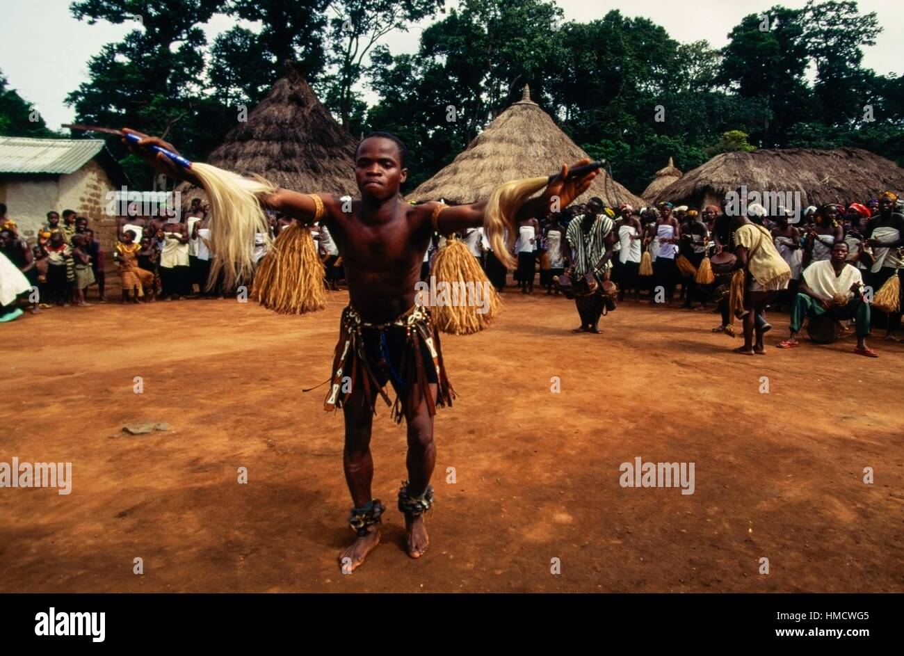 Un homme Yacouba effectuant une danse dans le village de Silacoro sur les pentes du mont Zala, région de Man, Côte d'Ivoire. Banque D'Images
